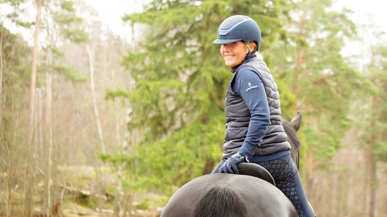 Janne Bergh ratsailla.