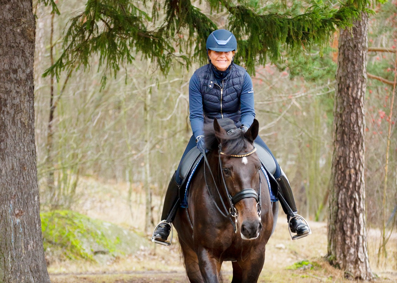 Janne Bergh ratsailla.